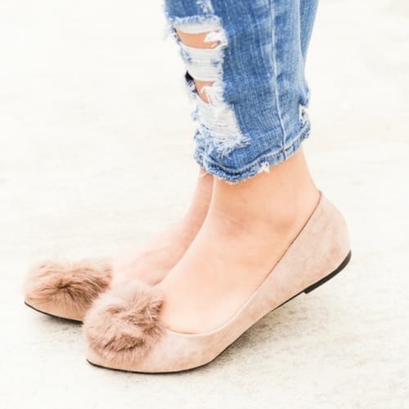 🆕⭐Tan real fur pom pom pointed toe flats - Picture 5 of 11